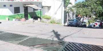 Alcantarilla rota en calle Jacaranda