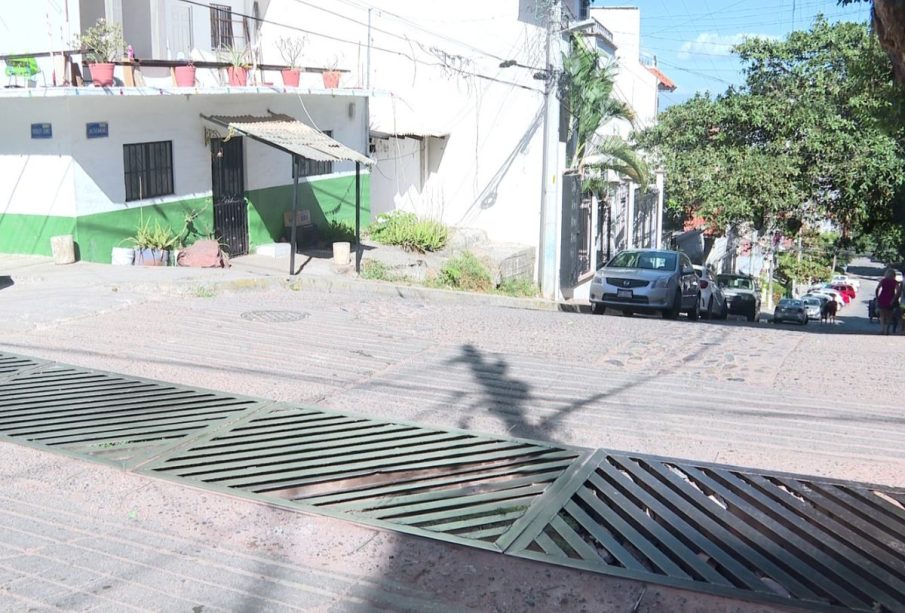 Alcantarilla rota en calle Jacaranda