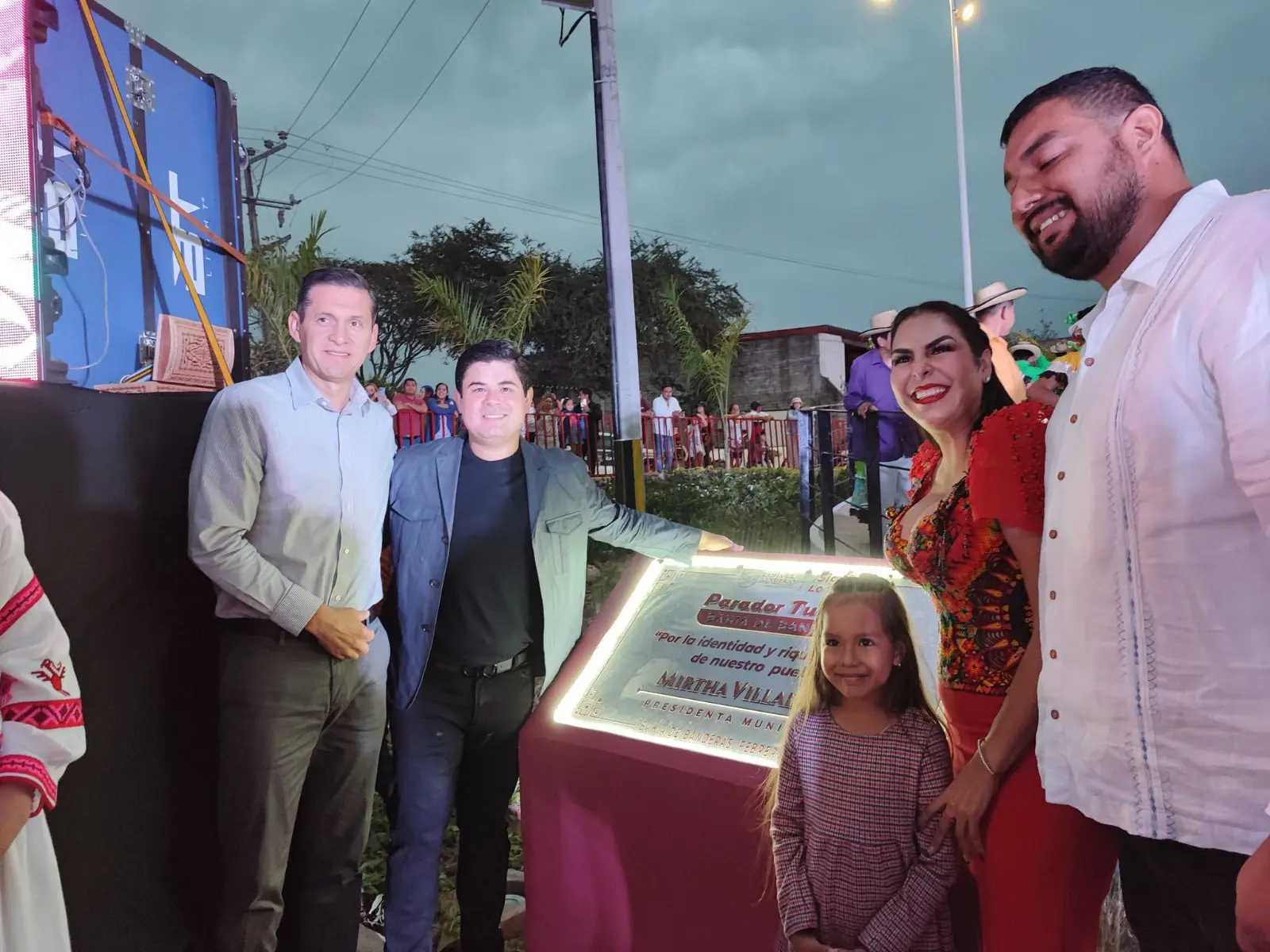 Alfredo Olivas en inauguración de letras