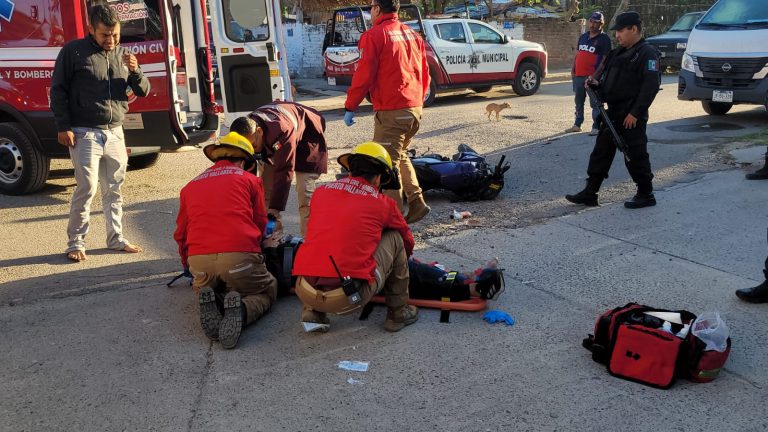 Atención médica a motociclista tras accidente