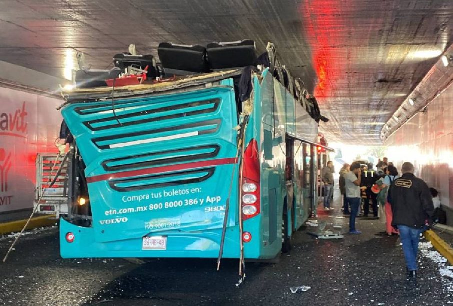 Autobús turístico atrapado bajo puente