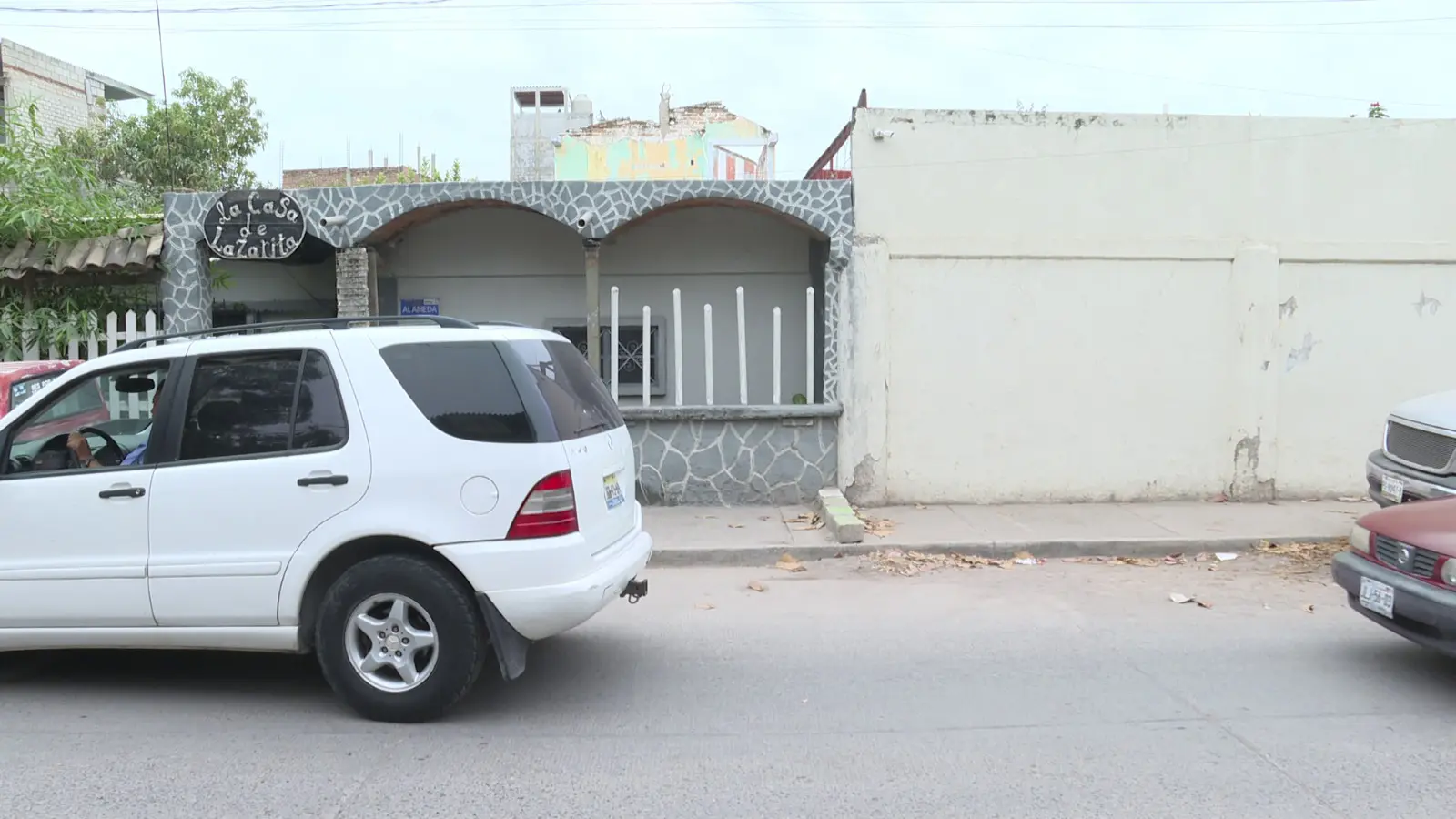 Banqueta de El Calvario obstruída con tabiques