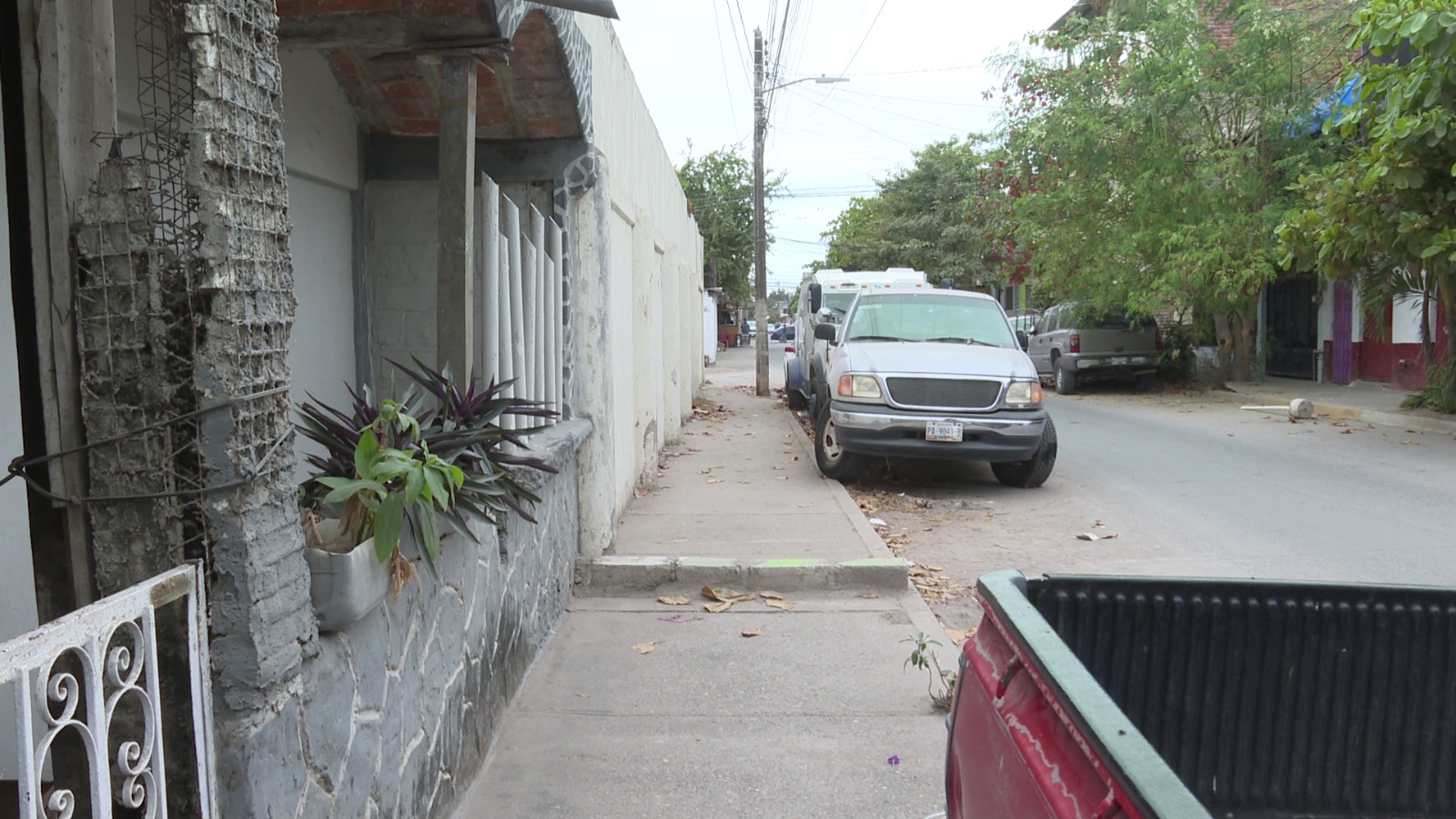 Banqueta obstruída por tabiques de cemento