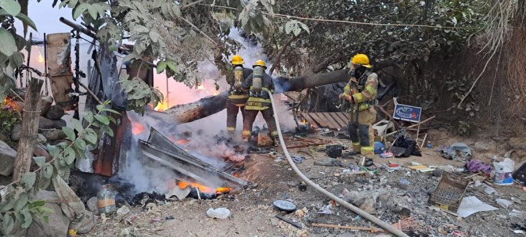 Bomberos sofocando fuego