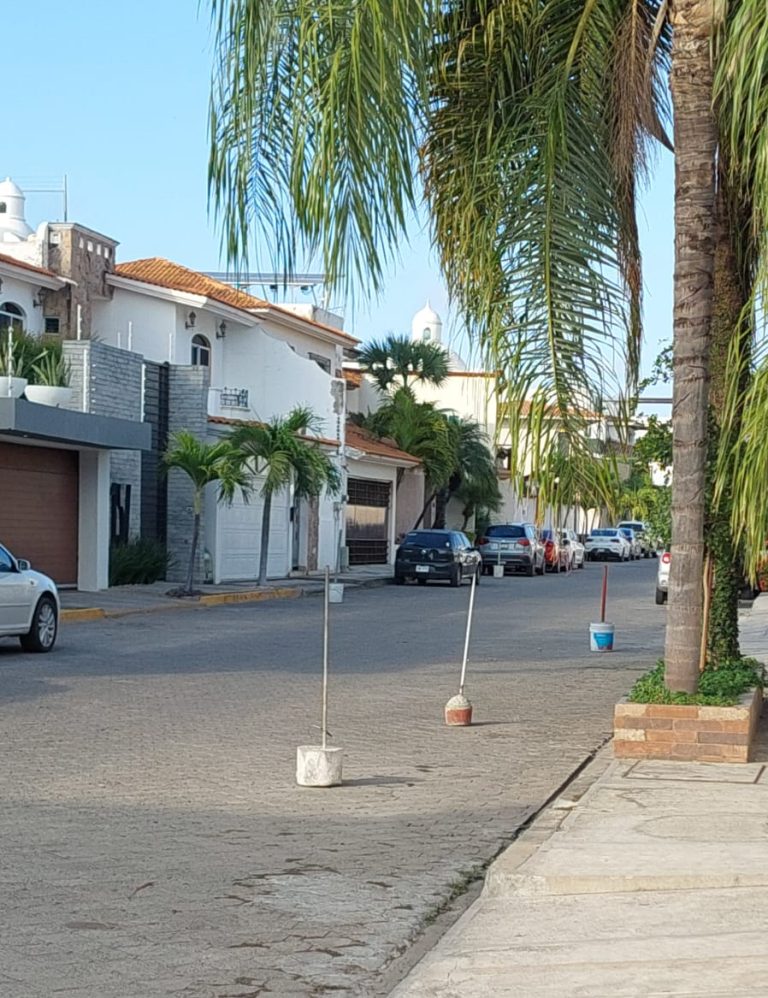 Calle apartada como estacionamiento