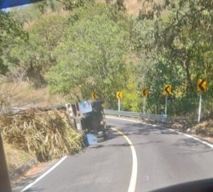 Camión de carga volteado en carretera en Compostela