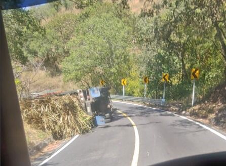 Camión de carga volteado en carretera en Compostela