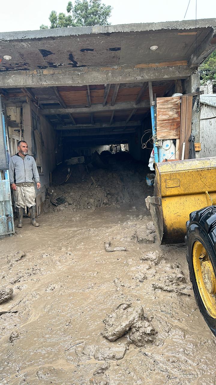 Casa llena de lodo tras colapsar cerro de Tijuana