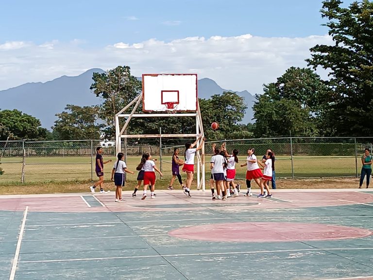 Chicas jugando basquetbol