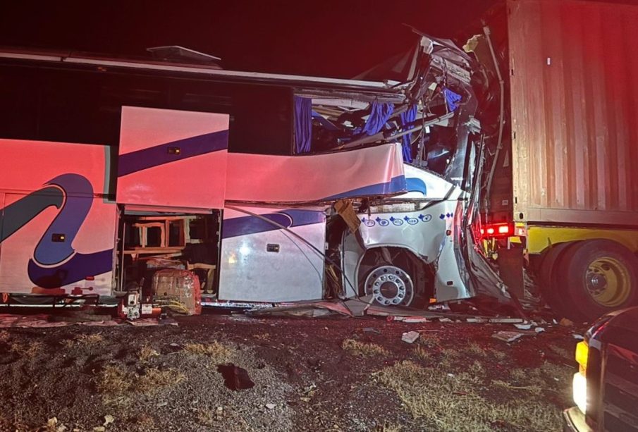 Durante las primeras horas de este viernes, chocó autobús con tráiler en Tamaulipas