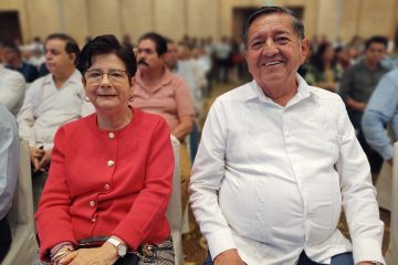Chuyita López junto al alcalde Michel