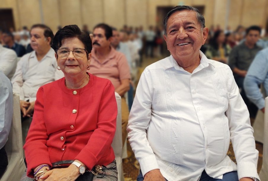 Chuyita López junto al alcalde Michel