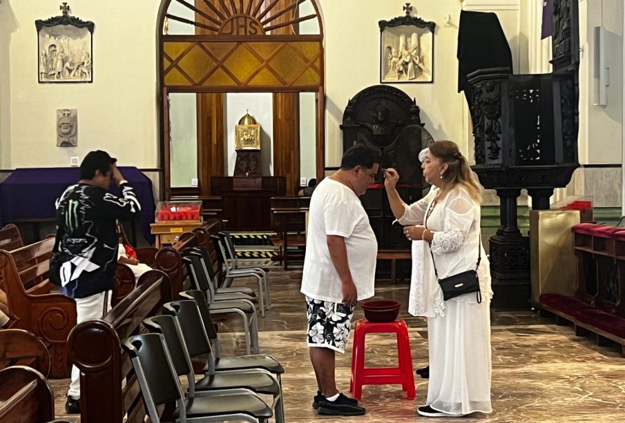 Ciudadano recibiendo cruz de ceniza