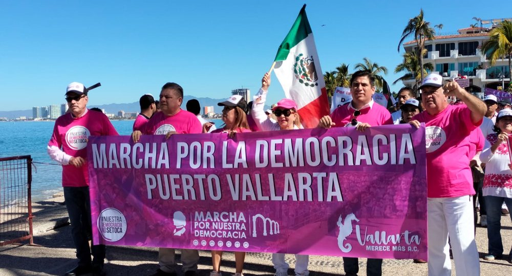 Ciudadanos de Vallarta marchando