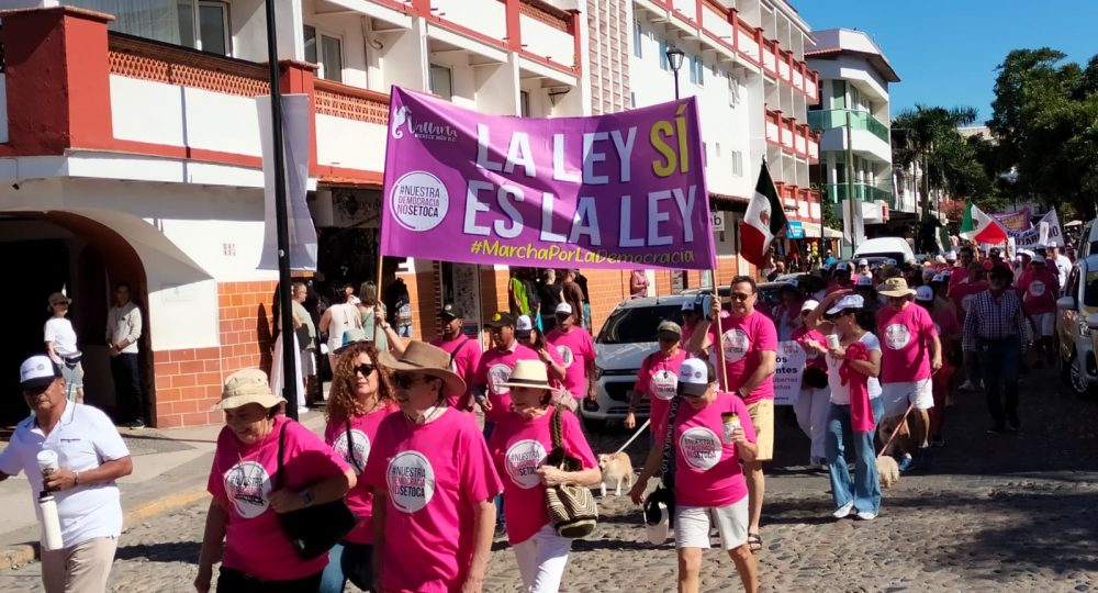 Ciudadanos en calles de vallarta marchando por democracia