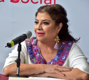 Clara Brugada hablando con micrófono