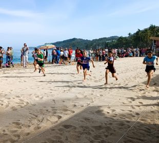 Competencia de carreras en evento atlético en la playa