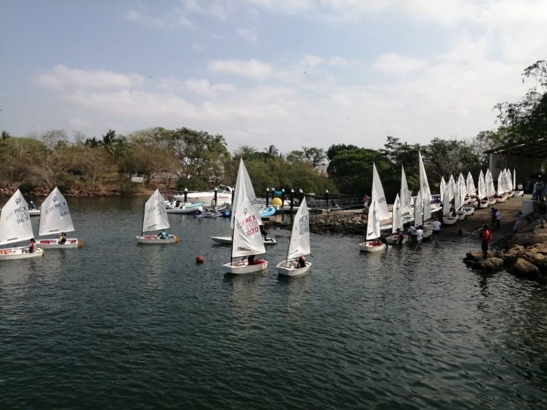 Competidores de vela entrando al mar