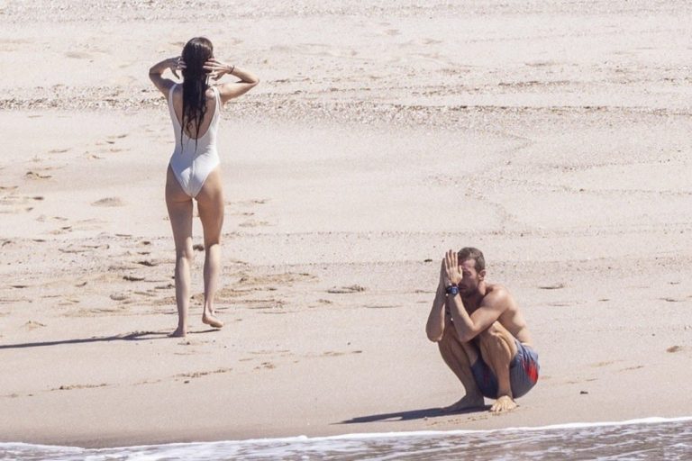 Dakota Johnson y su novio, Chris Martin disfrutando de la playa