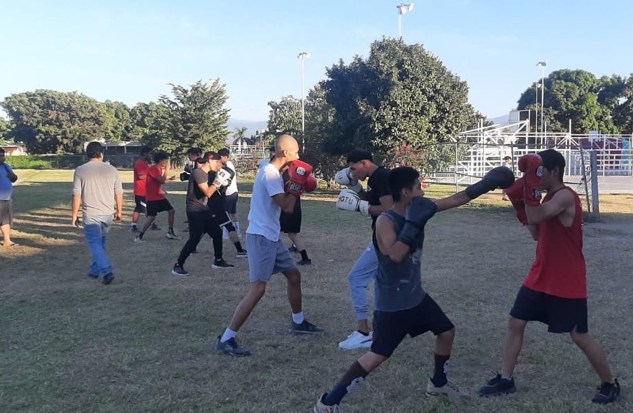 Deportistas de box entrenando