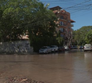 Derrama de agua en vialidad