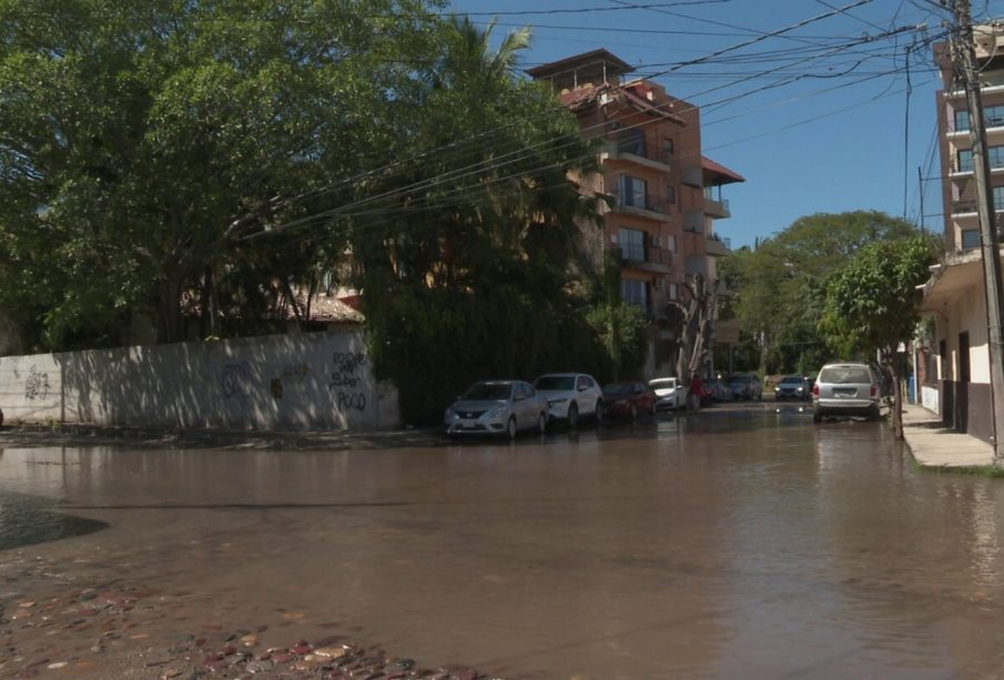 Derrama de agua en vialidad