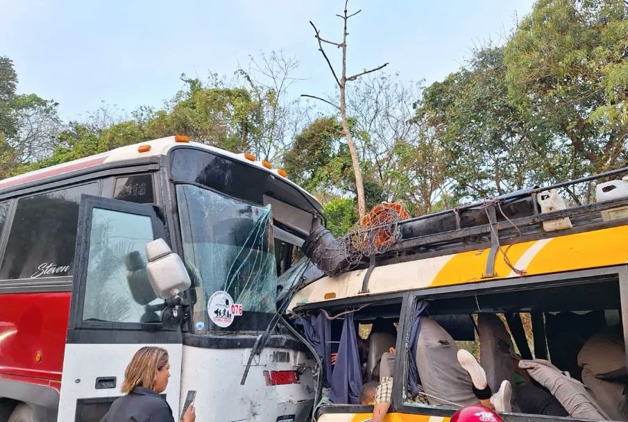 Dos camiones impactados entre sí de frente