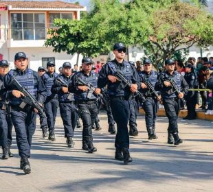 Elementos de seguridad municipal marchando