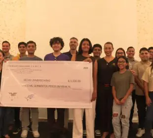 Entrega de becas a estudiantes