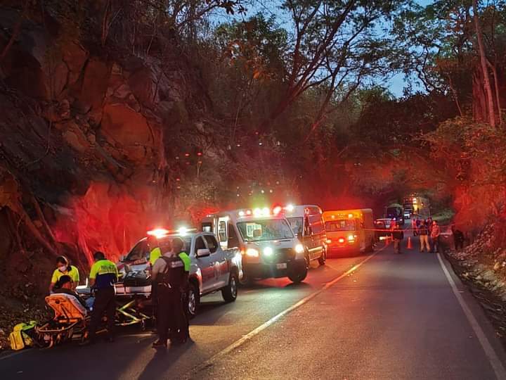 Equipo de emergencia y rescate auxiliando a chofer de tráiler volcado