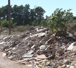 Escombros de basura sobre la carretera de San José del Valle a San Juan