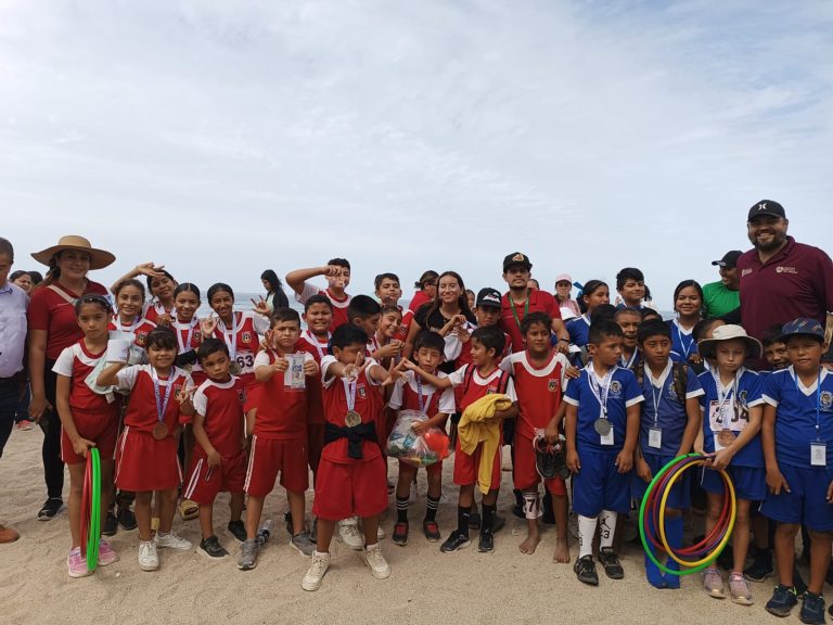 Estudiantes participantes de evento atlético en la playa