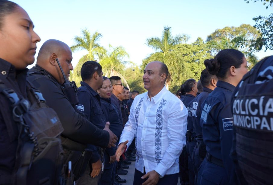 Francisco José Martínez Gil presentándose ante policías municipales