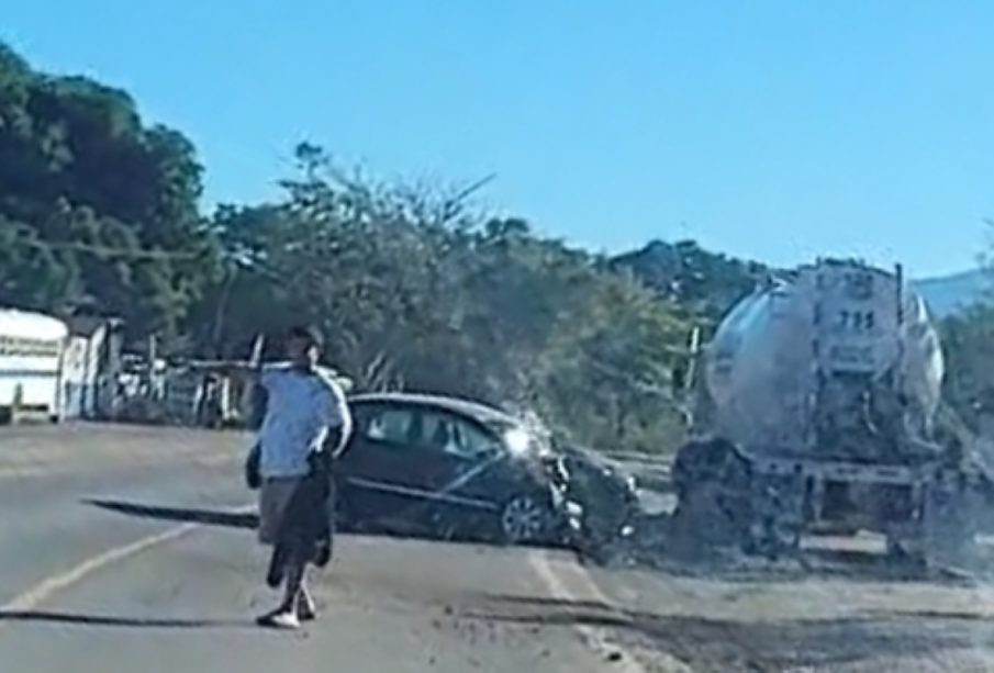 Hombre atrapado en automovil