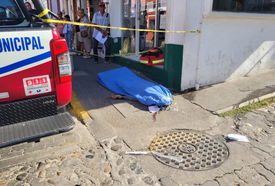 Hombre fallecido cubierto con manta