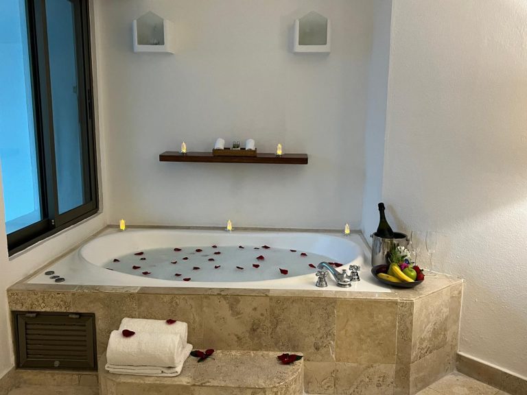 Jacuzzi con velas y petalos de rosas