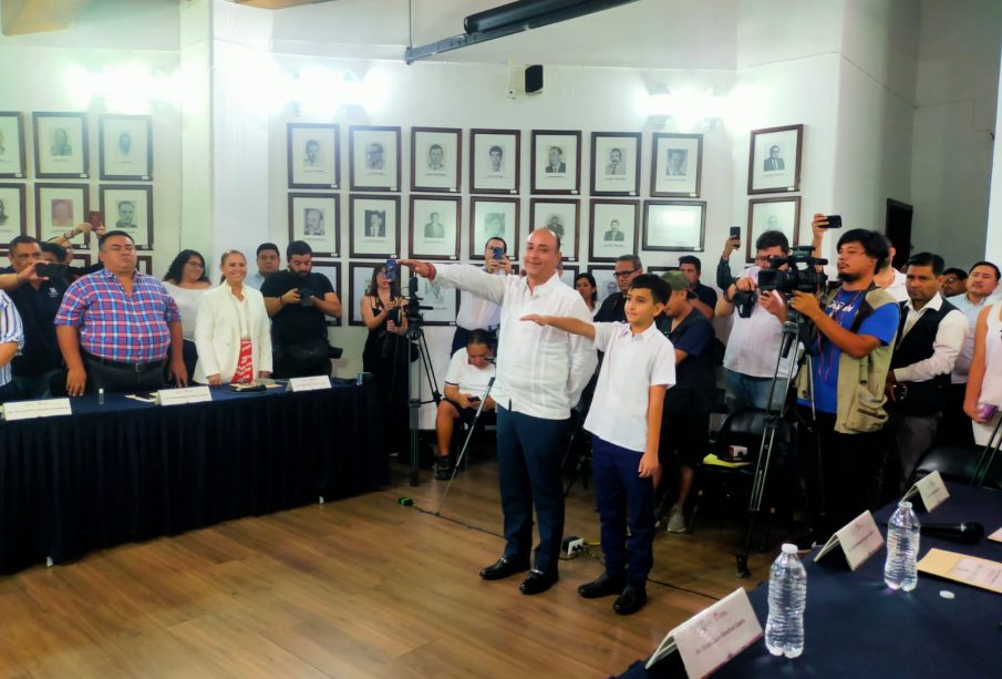 José Francisco Martínez Gil tomando protesta con su hijo como alcalde interino