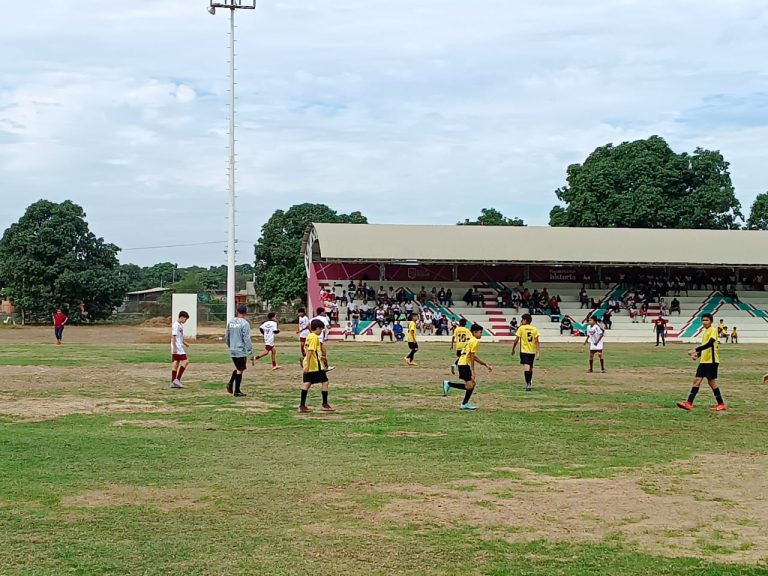 Jóvenes en el campo de futbol