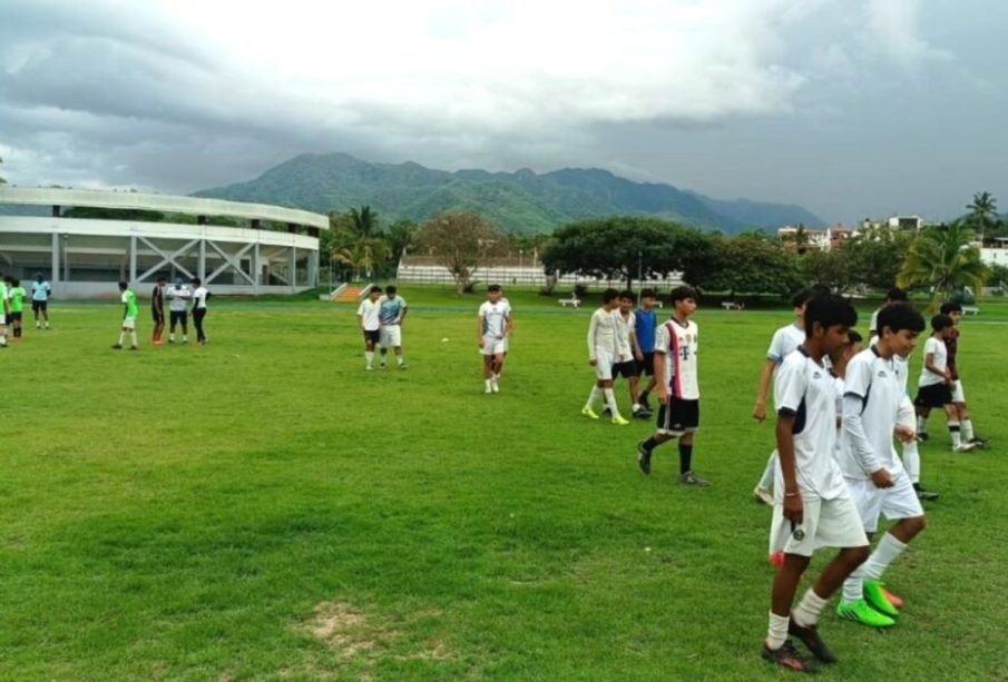Jóvenes entrenando en el Mazatlán FC