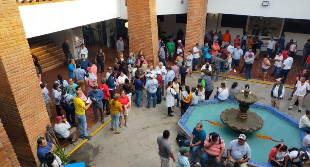 Jubilados en explanada del palacio municipal