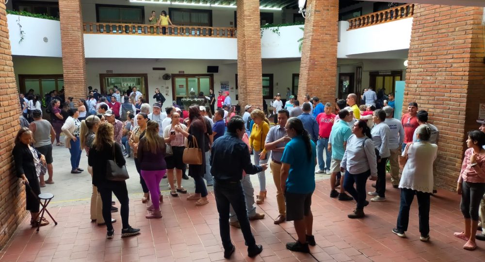 Jubilados y bomberos en Ayuntamiento de Puerto Vallarta