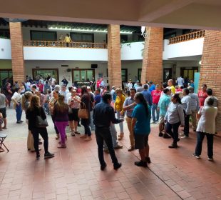 Jubilados y bomberos en Ayuntamiento de Puerto Vallarta