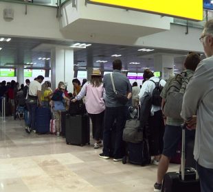 Larga filas en aeropuerto