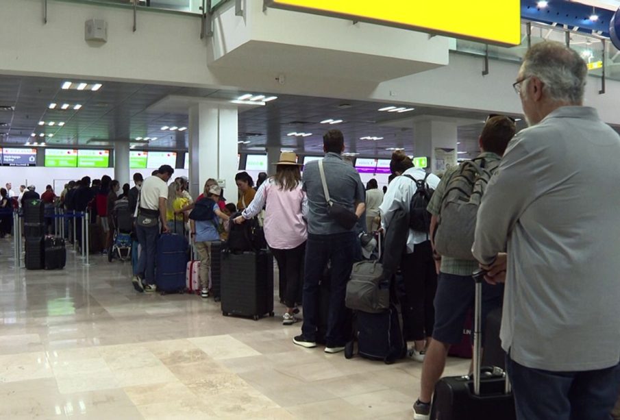 Larga filas en aeropuerto