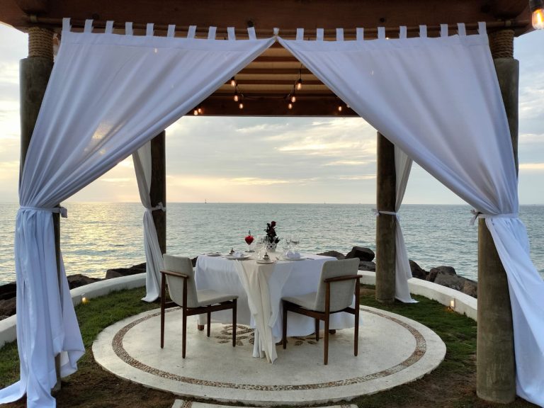 Mesa para cena con vista al mar