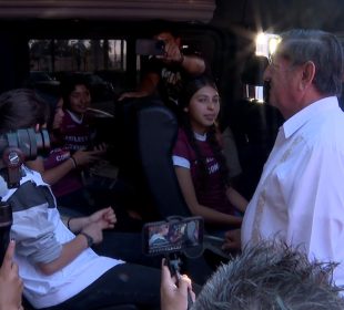 Michel entregando camioneta a deportistas