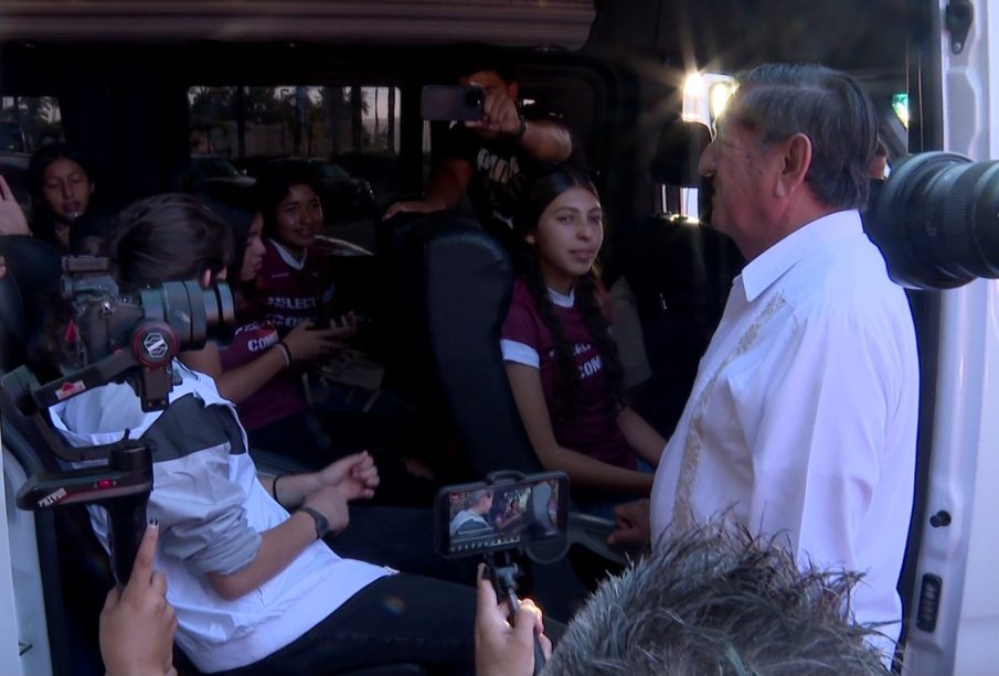 Michel entregando camioneta a deportistas