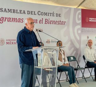 Miguel Ángel Navarro Quintero en Bahía entregando apoyos