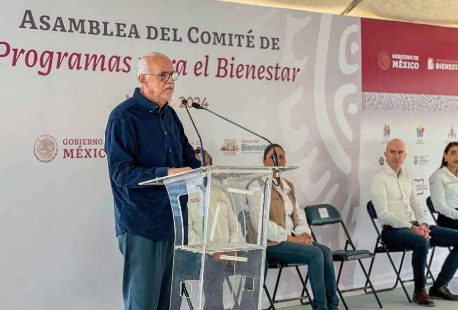Miguel Ángel Navarro Quintero en Bahía entregando apoyos