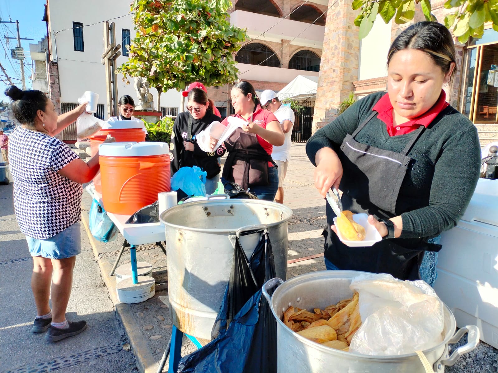 Mujer preparando vendiendo tamales